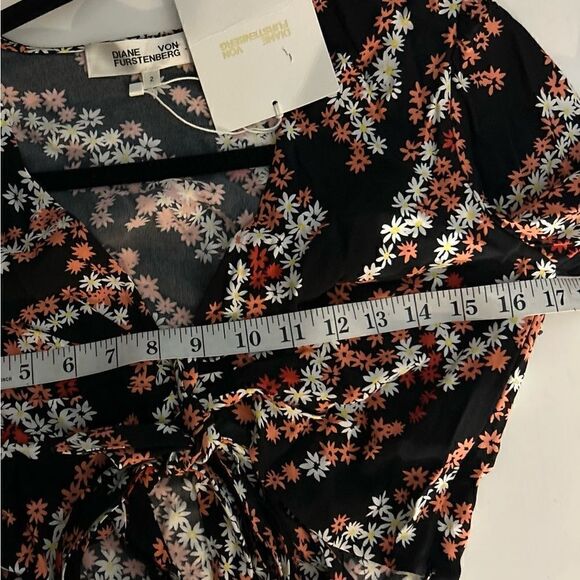 NEW Diane Von Furstenberg Zoie Black Floral Knot-Front Crop Top Blouse Size 2 - Picture 9 of 9